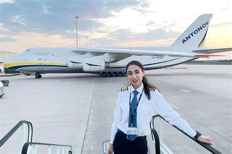 محدثه میرزایی اولین پیلوت زن پروازهای تجاری در افغانستان در اروپا