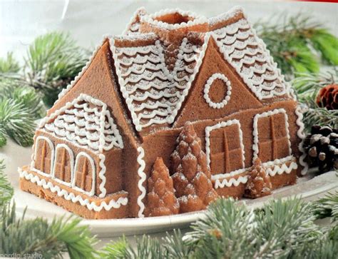 Lightly flour the bundt cake pan and shake out the excess flour. Nordic Ware Gingerbread House Mold, Bundt Pan, aluminum cast - Holiday Baking Must-Haves | Bolo ...