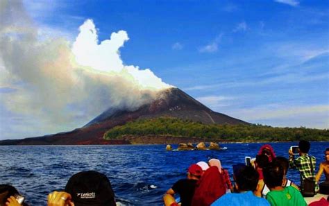 Anak Gunung Krakatau Erupsi 576 Kali Sehari