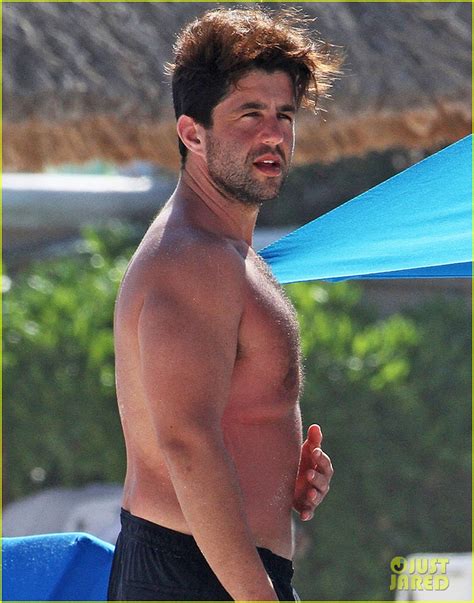 Josh peck shirtless maui muscle. Josh Peck Goes Shirtless at the Beach in Mexico: Photo ...