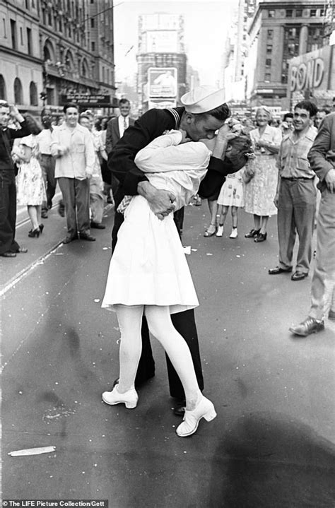 Gay Navy Couple Recreate The Iconic New York Wwii Kiss But Face Brutal Backlash Daily Mail Online