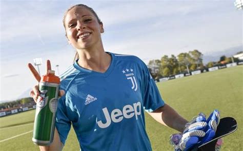 Laura giuliani ha conquistato tutti per le parate e la grande sicurezza dimostrate nel debutto ai mondiali di calcio femminile, ma anche per la sua grande bellezza. Ambrogino d'oro a Giuliani, portiere della Juve e della ...