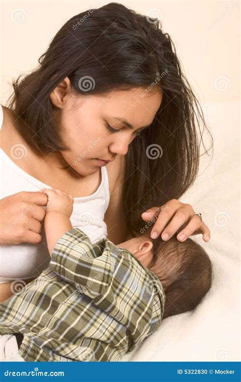 Mamã Asiática Bonita Que Amamenta Seu Bebé Foto De Stock Imagem De