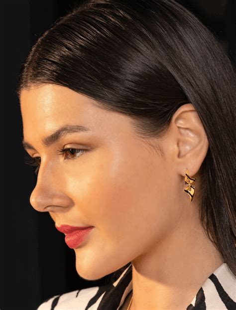 5 Stylish Gold Earrings Sported By Celebrities Melorra