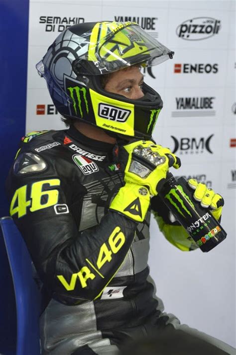 The italian superstar had revealed there would be a new design a few days earlier in jakarta, saying: » AGV Valentino Rossi Winter Test Limited Edition Helmet_9 ...