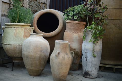 Lovely grouping of terracotta pots | Terracotta pots, Terracotta, Decor