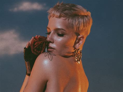 Halsey dévoile accidentellement sa culotte au Gala AmfAR Photos