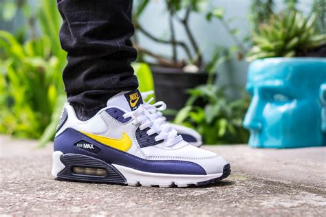 1990 metai įsiminė visiems, kurie vertina sportinę madą bei dizainerių, tokių kaip tinkeris hatfieldas, artistiškumą. Nike Air Max 90 Essential Blue Recall On Feet Sneaker Review