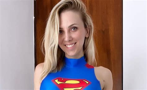 ¡linda Anastasiia Zhurbenko Enamora Con Cosplay De Supergirl
