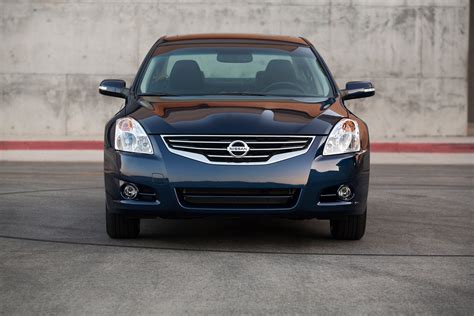 The 2010 nissan altima features two engine choices. 2010 Nissan Altima gets new look and features