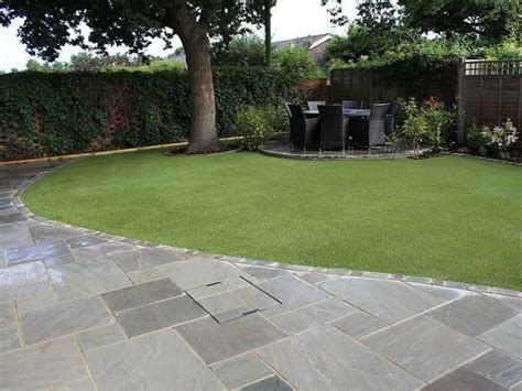 Looking to lay your own artificial grass lawn? Fabulous how to lay artificial grass #howtolayartificialgrass in 2020 | Artificial grass ...