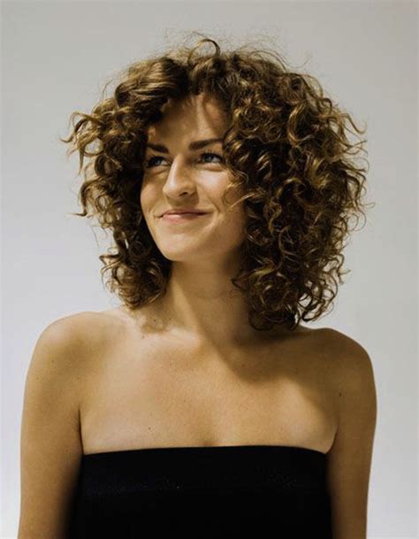 La coupe droite pour les cheveux longs bouclés. Coupe cheveux frisés femme