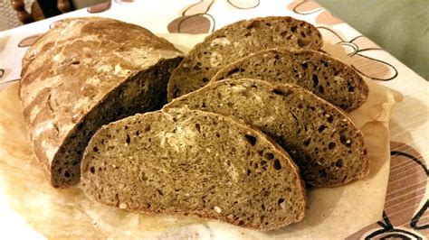 Un impasto semiliquido composto di farina acqua e lievito madre (se non avete il lievito madre potete utilizzare il lievito di birra). Pane ai 7 cereali con pasta madre