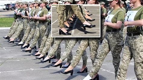 ทหารหญิงในยูเครน 'ใส่ส้นสูง' ซ้อมเดินขบวนพิธีการ ซัด รมต. กลาโหมต้องใส่ด้วย
