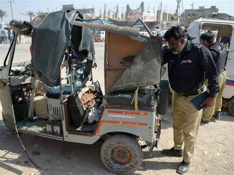 کراچی میں پولیس وین کے قریب دھماکے میں 2 اہلکار جاں بحق، 14 زخمی ایکسپریس اردو