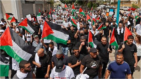 الفلسطينيون داخل إسرائيل يتظاهرون في ذكرى مقتل متظاهر عربي في مدينة