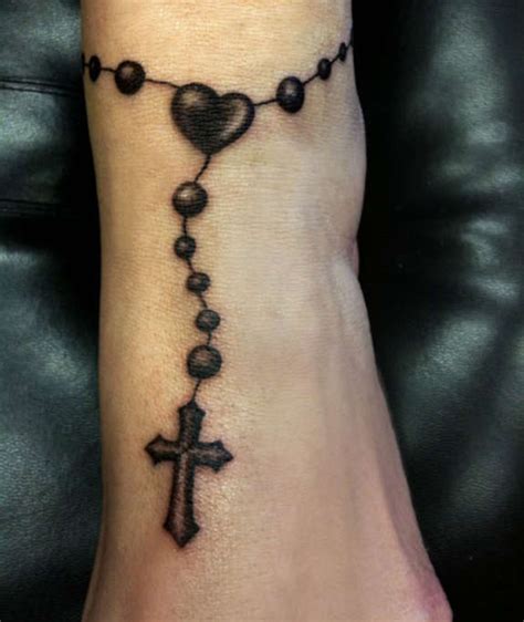 Hoy en día, por ejemplo a través de tatuajes de rosarios con nombres para tener siempre presente a un ser querido, además de ser un amuleto de protección. ᐅ Tatuajes de rosarios ⚡️ » Tatuajes & Tattoos