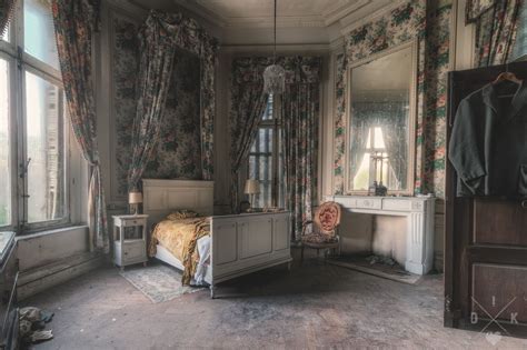 The Bedroom In A Abandoned Castle Abandoned Chateau Beautiful Castles