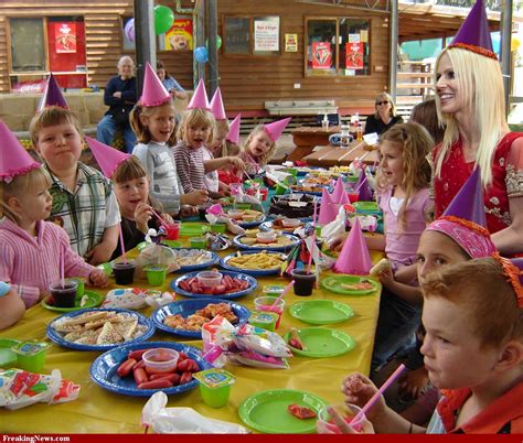 We've rounded up 22 easy, (mostly) healthy kids birthday party food ideas guaranteed to be a hit. Kid Birthday Party - Birthday