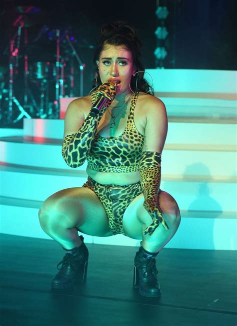Sexy Singer Kali Uchis Shows Her Body During A Great Performance The