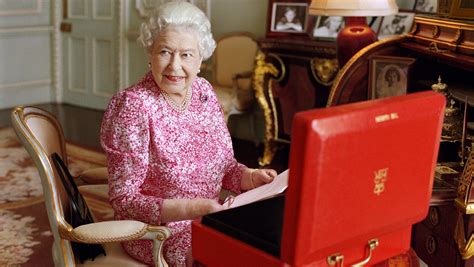 Queen Elizabeth Iis Historic Reign Marked By Photographer Mary Mccartney