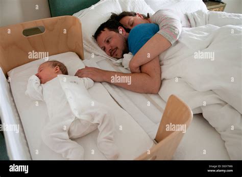 Neue Eltern Im Bett Kuscheln Papa Wach Sein Kleines Mädchen Trösten