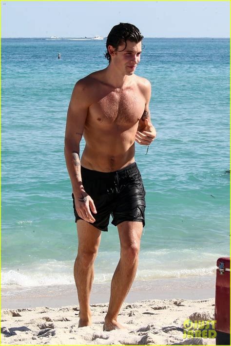 Shawn Mendes Shows Off His Shirtless Bod At The Beach In Miami Photos Photo 1334945 Photo