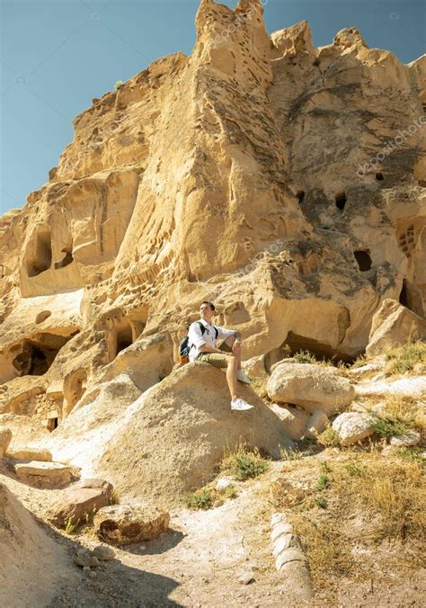 Explorador Turístico Sentado En La Roca Y Mirando El Sitio De La Roca