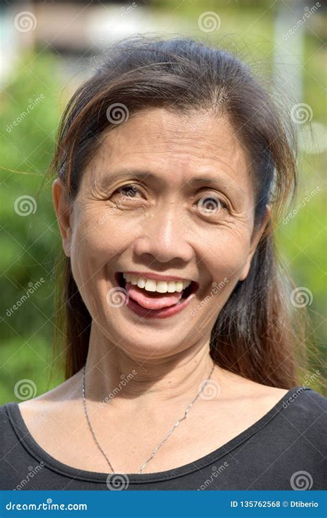 Filipina Grandmother Making Funny Faces Mais Idoso Foto De Stock