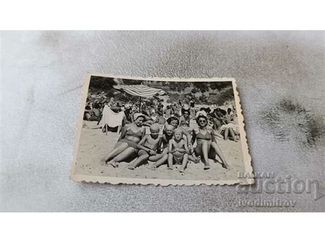 Снимка Три жени и три деца на плажа Стари снимки Изделия от хартия balkanauction