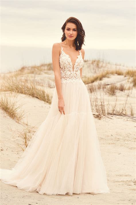 View our wedding dress collections featuring the latest trends in bridal! Hochzeitskleider Boho Style - Hochzeits Idee