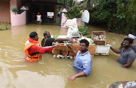 Rescuers Evacuate Children In Annamanada Kerala India Flooding