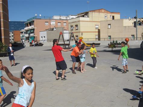 En cada palomar cinco niños. + JUEGOS TRADICIONALES… "PILOTA ASSEGUDA" (pelota sentada ) | Intercanvi educatiu Cochabamba ...