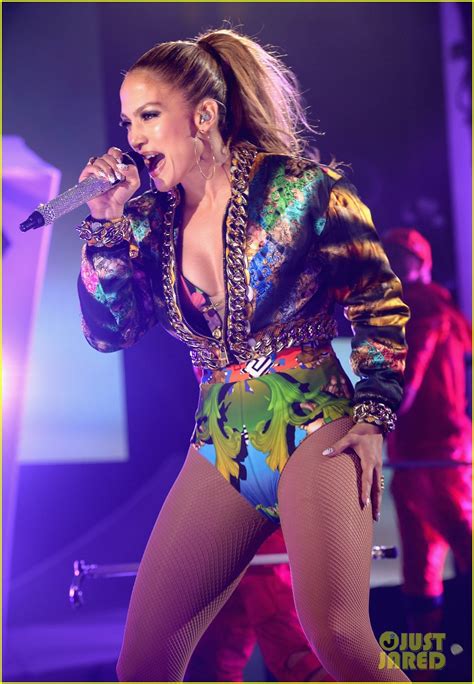 Jennifer Lopez Bares Amazing Abs At Iheartradio Pool Party Photo