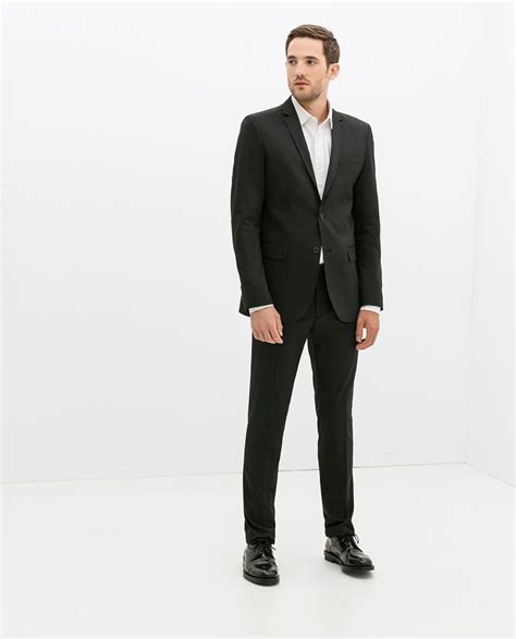 Blazers for men can be smart and sophisticated or casual and relaxed. ZARA - MAN - BASIC STRIPED BLAZER | Gestreifte blazer, Zara