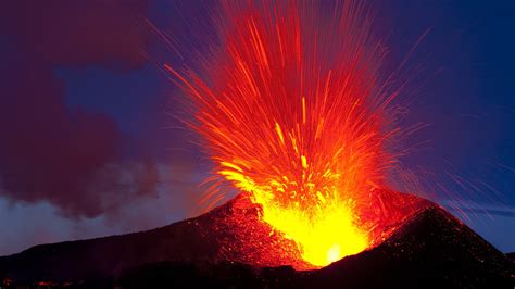 The Explosion Of Lava On The Volcano Wallpapers And Images Wallpapers