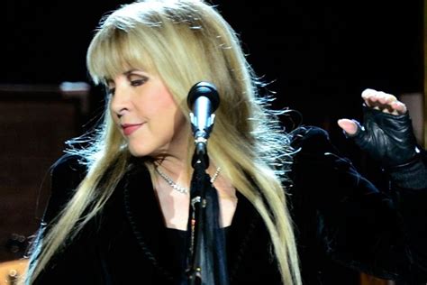 Stevie Nicks Sings 'Rhiannon,' Twirls Shawl on 'American Horror Story'