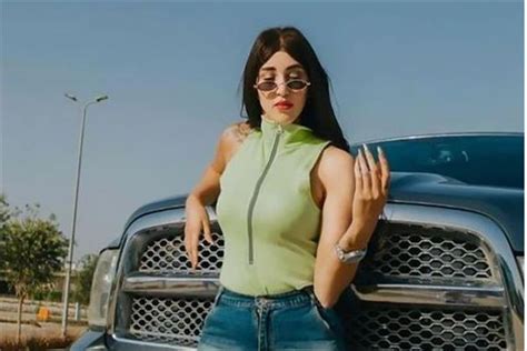 فيديوهات مشابهة، الهروب من العدالة ومحاولة التخفي وتشفير هواتفهما وحساباتهما.‏ تمكنت الإدارة العامة لمباحث الآداب، في جمهورية مصر العربية من ضبط وإحضار واحدة من فتيات التيك توك الشهيرات، ‏وهي المتهمة منة الله عماد وشهرتها ريناد عماد، داخل كافيه بالدقي. تأجيل أولى جلسات ريناد عماد بتهمة التحريض على الفسق لـ 18 ...