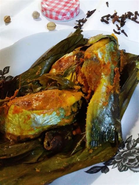 Ikan patin merupakan ikan yang hidup di air laut, ikan patin bukan ikan yang dibudidayakan karena ikan patin ini banyak tersebar luas dilautan, salah satunya perairan di indonesia. Resep Ikan : Pepes Bakar Patin