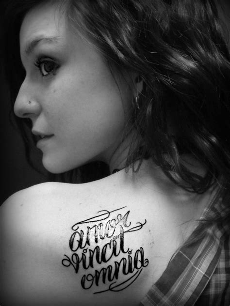Mini tattoos, malé tetování, tetování prstů, geometrické tetování. Důležitost tetování pro dívky v náručí, nohy na těle: nápisy, lišky, peří, koruny, delfíni ...