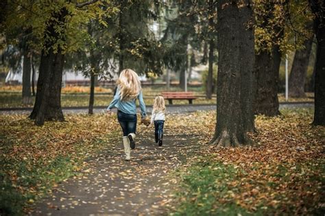 Madre E Hija Corriendo En El Parque Descargar Fotos Gratis