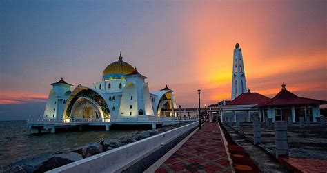 Özellikler misafirlerimiz için ücretsiz kablosuz i̇nternet, tur/bilet hizmetleri ve piknik alanı mevcuttur. Mosque on Pulau Melaka Island: Malacca Malaysia | Strait ...