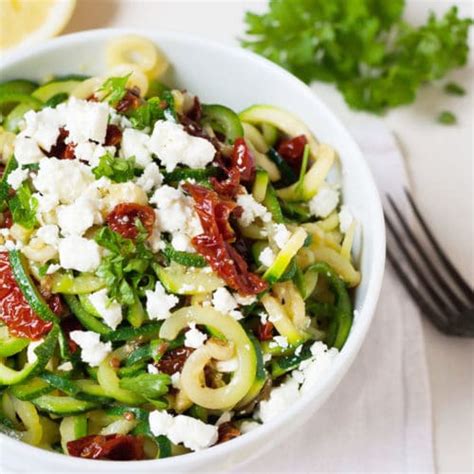 Low Carb Zucchini Spaghetti Mit Getrockneten Tomaten Und Feta