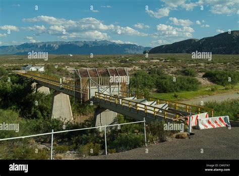 International Bridge To La Linda Mexico Stock Photo Alamy