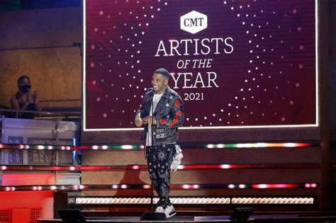 Nelly Struggles To Read Teleprompter At Cmt Artists Of The Year