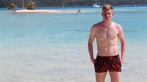 Manchester City Star Kevin De Bruyne Swims With Sharks And Stingrays The Statesman