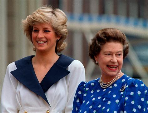 Queen Elizabeth Ii Bowed To Princess Dianas Casket In 1997 The