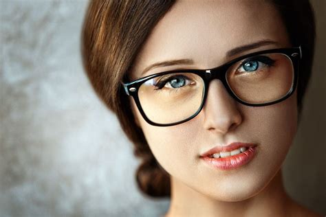 17 Portraits Of Seriously Sexy Glasses Wearers Fashion Accessories Trends Portrait Glasses
