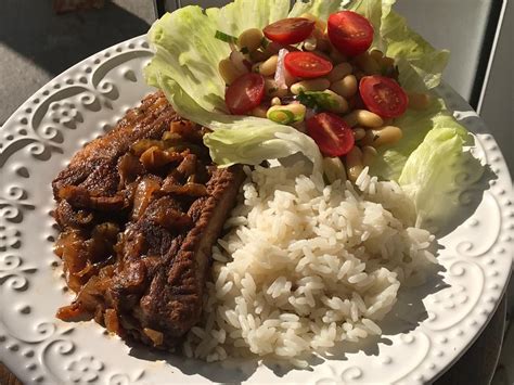 Costelinha de porco é uma carne que eu nunca deixo faltar aqui em casa, pois ela é uma carne muito versátil e pode ser servida como prato principal, acompanhamento e até como aperitivo, mas hoje eu vou te ensinar como fazer costelinha de porco no forno para servir em um almoço ou em um jantar especial. Costelinha de Porco na Cerveja Preta | Receitas | Receitas