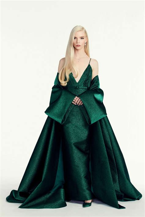 It Took 300 Hours To Make Anya Taylor Joys Golden Globes 2021 Dior Dress